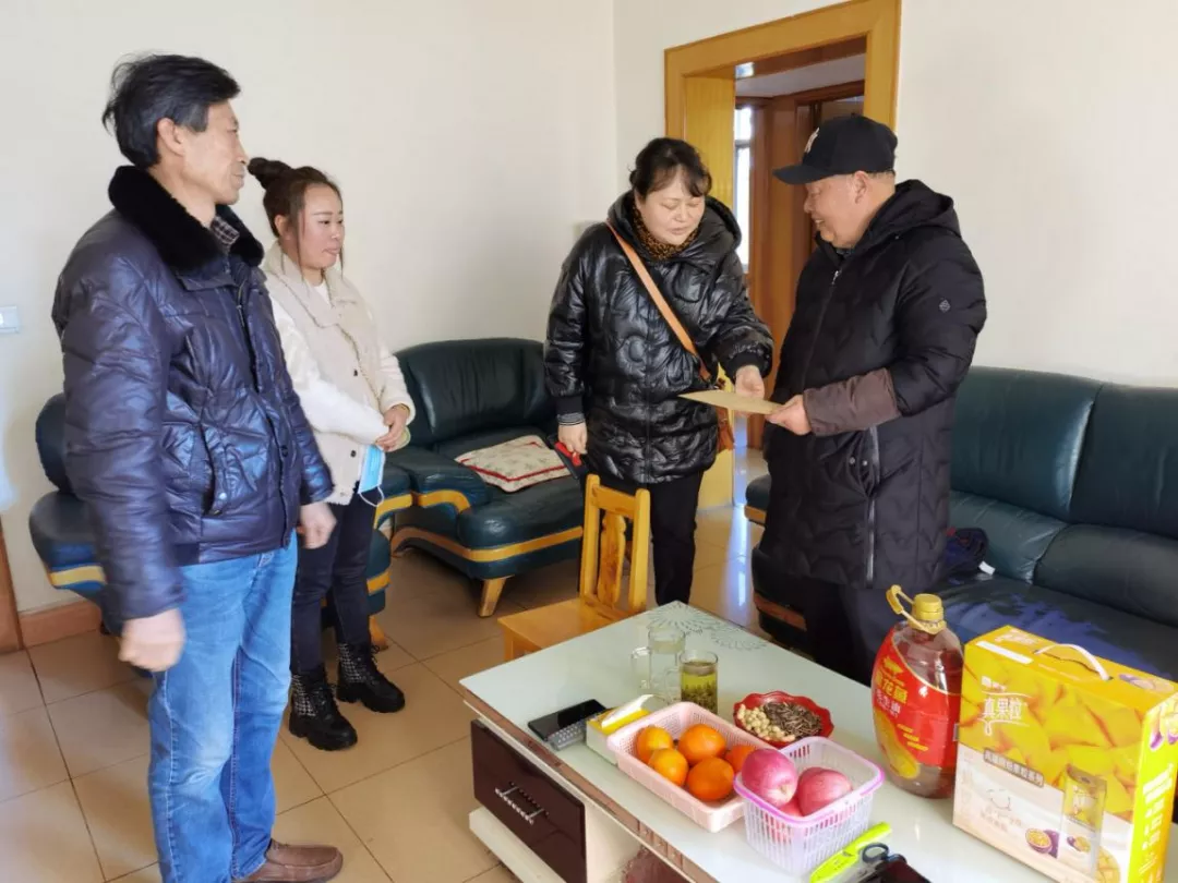 涼山州新華書店有限責任公司各縣(市)分公司開(kāi)展春節前慰問活動(圖2) d2.png