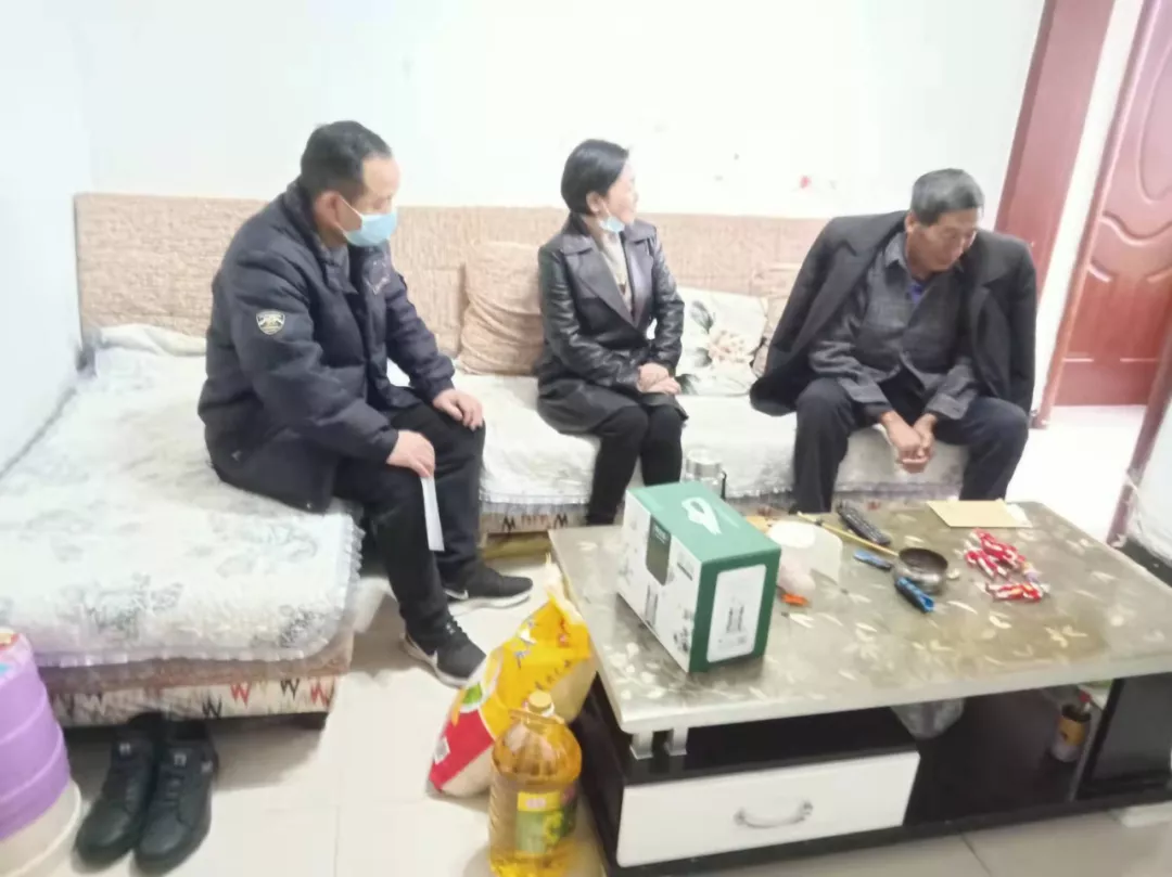 涼山州新華書店有限責任公司各縣(市)分公司開(kāi)展春節前慰問活動(圖4) d4.png