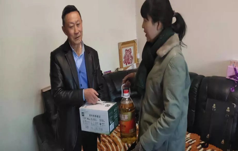 涼山州新華書店有限責任公司各縣(市)分公司開(kāi)展春節前慰問活動(圖8) d8.png