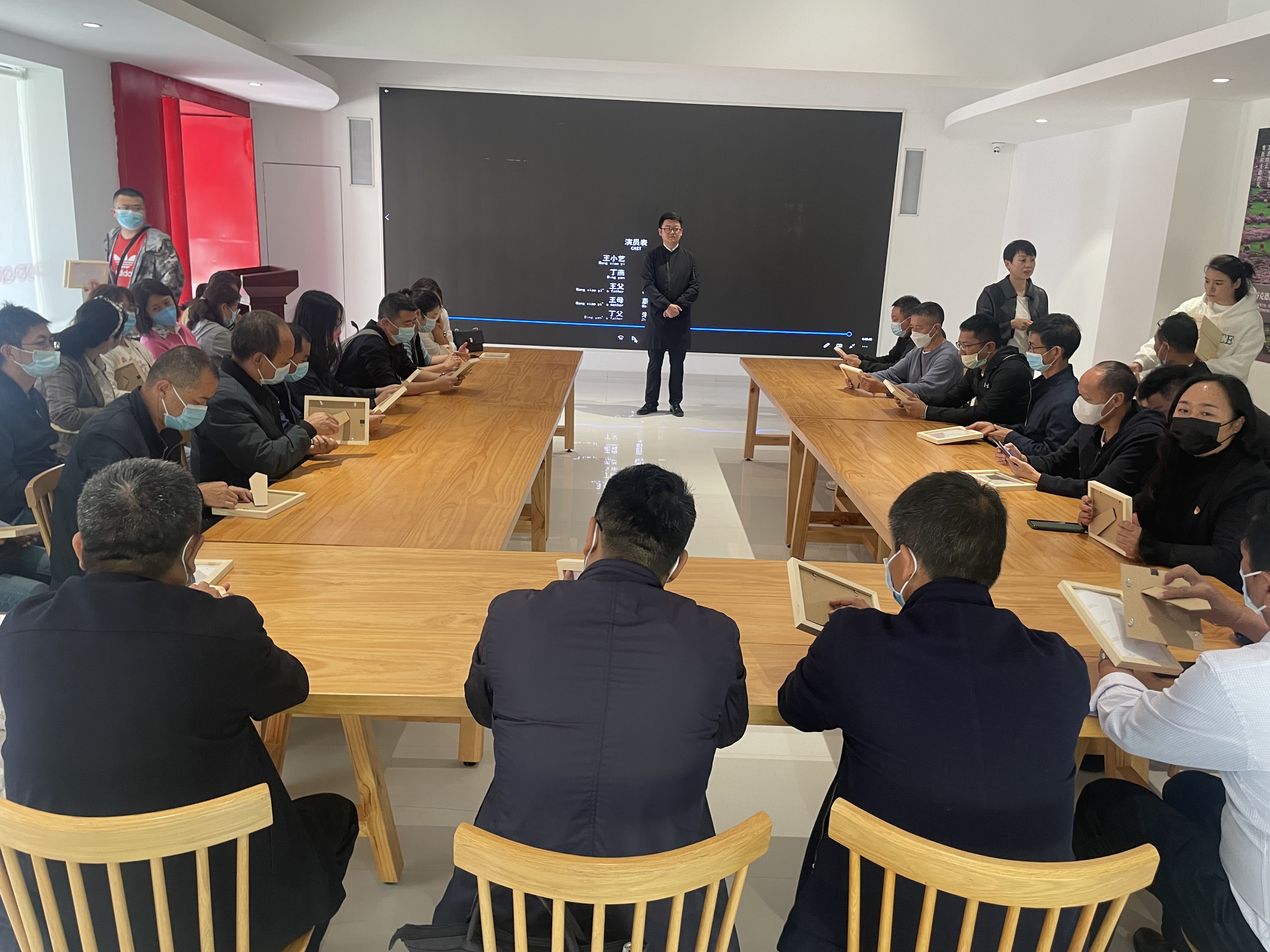 涼山州新華書店有限責任公司 黨員和中層幹部參觀“幸福防線家風教育展”(圖3) 微信圖片_20221101102837.jpg