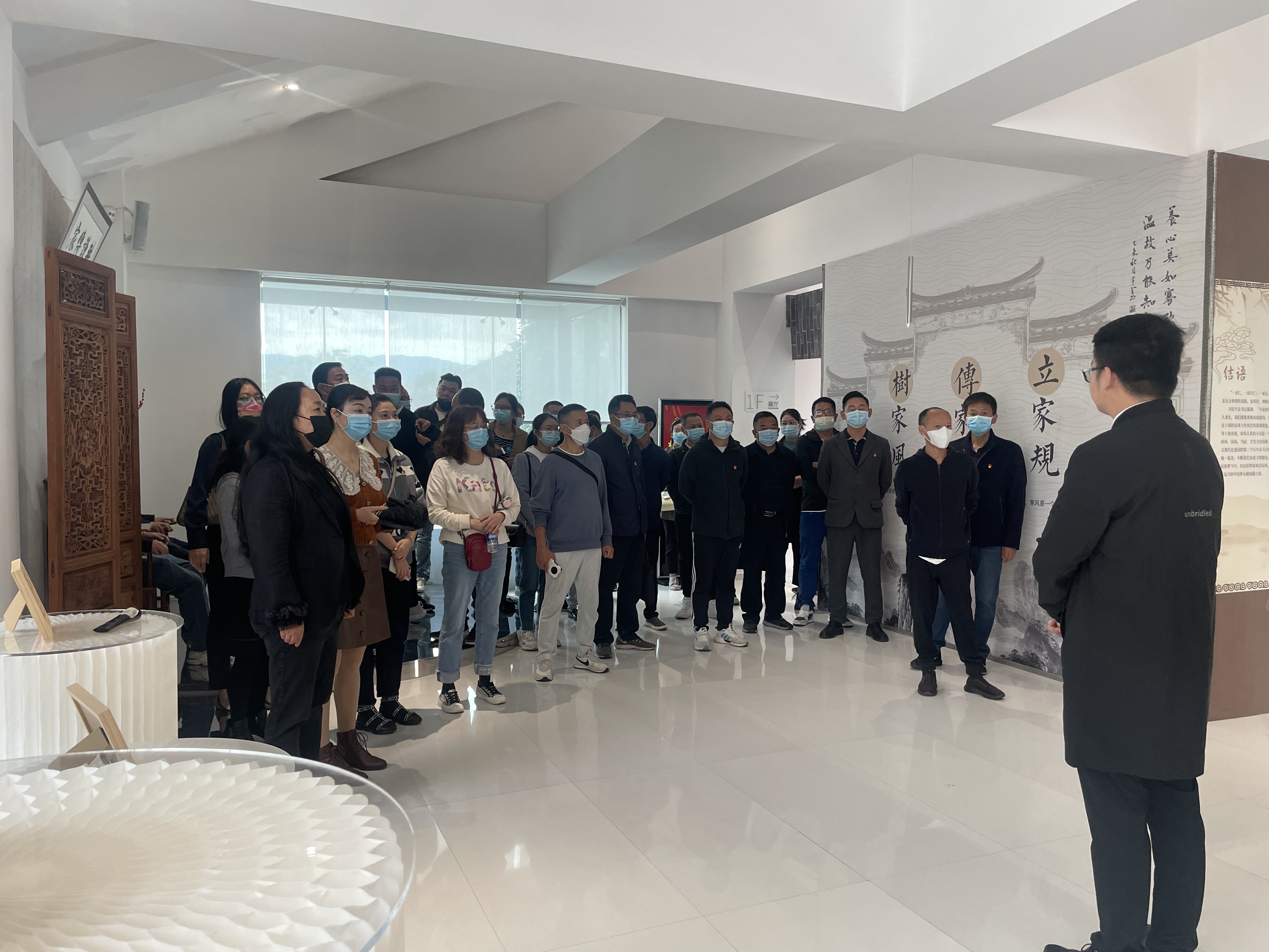 涼山州新華書店有限責任公司 黨員和中層幹部參觀“幸福防線家風教育展”(圖2) 微信圖片_20221101102907.jpg